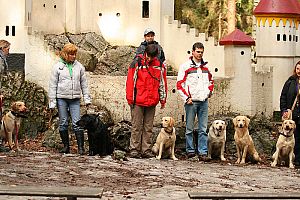 zleva: Zuzka s Denym, Slávka a Jessi, Dita a Ulla (nad je Deniska), Petr a Olli, Laruška, Charlie a Hanka.